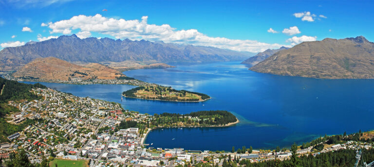 Queenstown-resort-town-in-Otago-in-South-island-of-New-Zealand